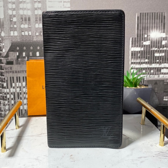 SOLDAuthentic Louis Vuitton Epi Checkbook Holder - Picture 4 of 14